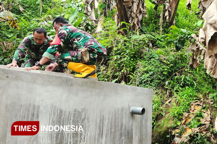 Anggota-TNI-saat-meninjau-tandon-air.jpg