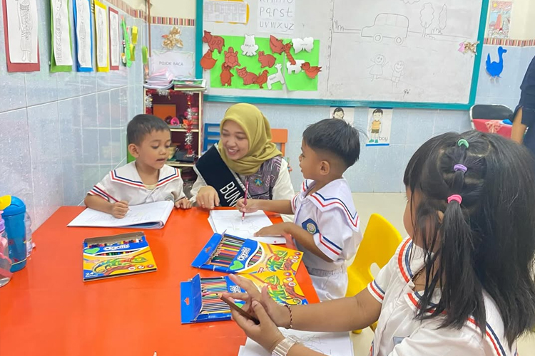 Bunda PAUD Kelurahan Ketabang Kecamatan Genteng Kota Surabaya Arum Dwi Rachma, S.IP., M.PSDM., meluncurkan program PELITA EMAS (Peduli Tumbuh Kembang Anak untuk Generasi Emas), Minggu (12/10/2025). (Foto: Dok.Bunda PAUD)