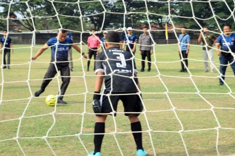 Bupati Sugiri Sancoko saat membuka Liga Sepakbola Pelajar Ponorogo. (Foto:Prokopim Ponorogo)