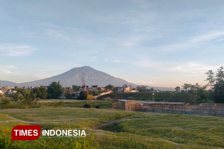 Cuaca pagi hari di kota Malang hari ini terlihat cerah, berawan sebagian tapi siang nanti akan ada hujan ringan. (FOTO: Widodo Irianto/TIMES Indonesia).