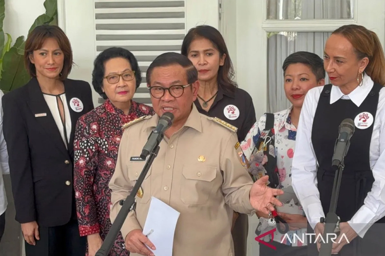 Gubernur DKI Jakarta Pramono Anung Wibowo menerima audiensi organisasi Dog Meat Free Indonesia (DMFI) di Balai Kota DKI Jakarta, Senin (13/10/2025). (FOTO: ANTARA/Lifia Mawaddah Putri)