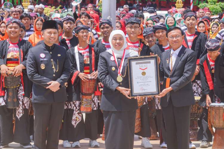 Gubernur-Khofifah-menerima-Piagam-MURI-dalam-perayaan-HUT-ke-80-Provinsi-Jatim-b.jpg