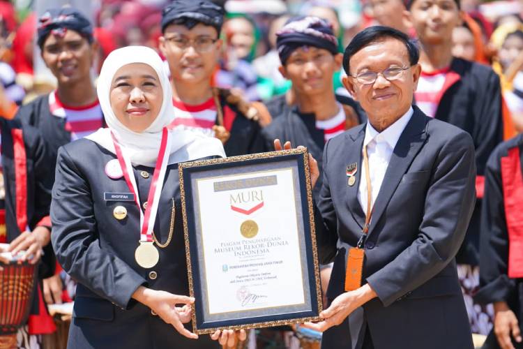 Gubernur Khofifah menerima Piagam MURI dalam perayaan HUT ke-80 Provinsi Jatim di Gedung Negara Grahadi, Minggu (12/10/2025). (Foto: Dok.Humas Pemprov Jatim)