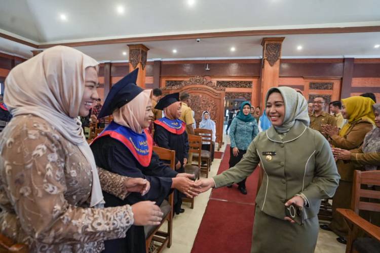 Wali Kota Mojokerto, Ika Puspitasari dalam Wisuda Sekolah Orang Tua Anak Remaja (STAR) di Balai Kota Mojokerto, Senin (13/10/2025) (Dok. TIMES Indonesia)