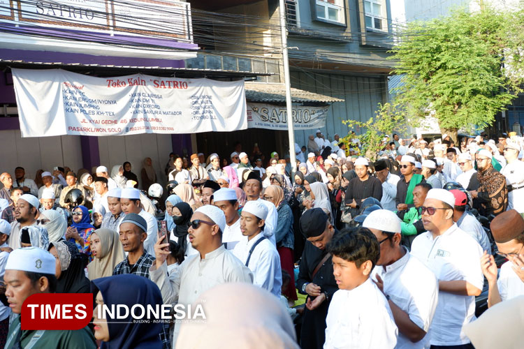 Lautan manusia tampak khusuk menyimak riwayat Maulid Nabi SAW menutup rangkaian Haul Solo 2025. (FOTO: Yusuf Arifai/TIMES Indonesia)