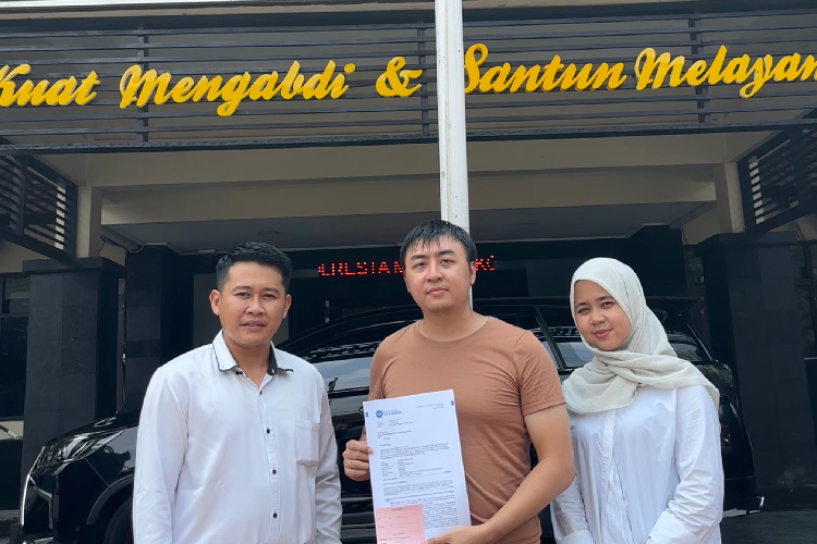 Joshua Travin, bersama kuasa hukumnya Legar Reza, saat melapor dugaan pengancaman bersenjata di Kapolresta Malang Kota, Senin (13/10/2025).