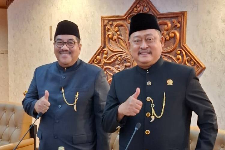 Anggota Komisi E DPRD Jatim Kodrat Sunyoto (kanan) dan H.RB. Zainal Arifin yang hadir mewakili Ketua DPD Golkar Jatim, di Gedung DPRD Jatim pada Rapat Paripurna.(Dok.DPRD Jatim)