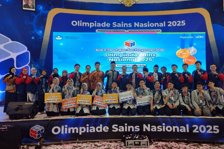 Para guru dan siswa MAN 2 Kota Malang yang meraih medali dalam OSN 2025. (Foto: Istimewa)