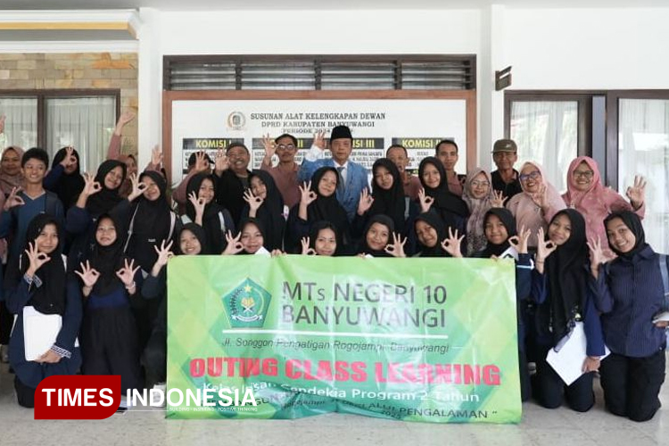 Pimpinan DPRD Banyuwangi, Michael Edukasi Pelajar Soal Politik di Gedung Dewan