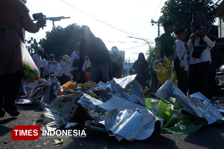 Pasar-Kliwon-Jadi-Lautan-Sampah-Plastik-Usai-Haul-Habib-Ali-Solo-2025-b.jpg