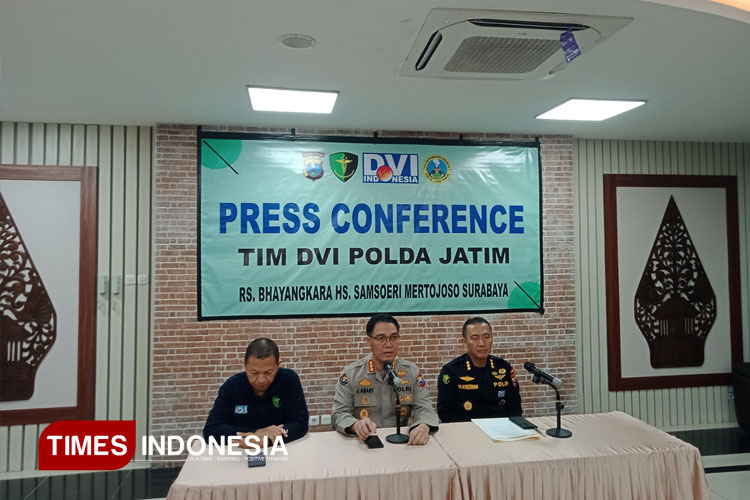 Pers conference Tim DVI Polda Jatim di RS Bhayangkara. (FOTO: Luluk Listiani/TIMES Indonesia)