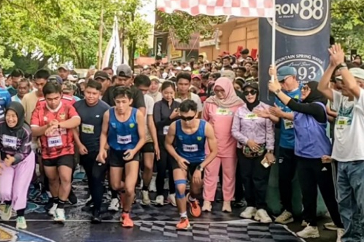 Pengibaran bendera start oleh Bupati Pangandaran pada acara Pesisir Run. (Foto : Istimewa)