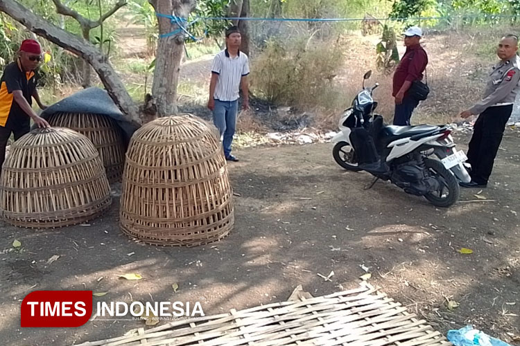 Polsek Menganti saat menggerebek arena judi sabung ayam di Dusun Bongso Wetan, Desa Pengalangan, Kecamatan Menganti (Foto: Akmal/TIMES Indonesia).