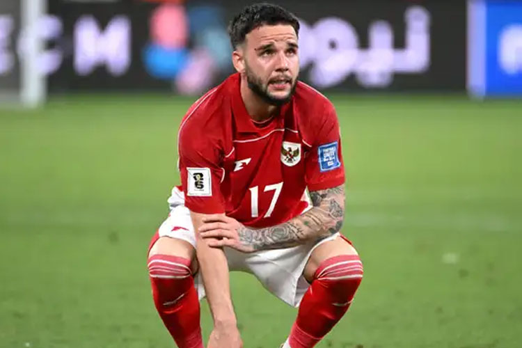 Pesepak bola Calvin Verdonk (kanan) berebut bola dengan Husain Abdulkarim Abdulaziz (kiri) dari Bahrain, pada laga Kualifikasi Piala Dunia 2026 Zona Asia di Stadion Utama GBK, Senayan, Jakarta, Selasa (25/3/2025). (Foto: ANTARA FOTO/Hafidz Mubarak A)