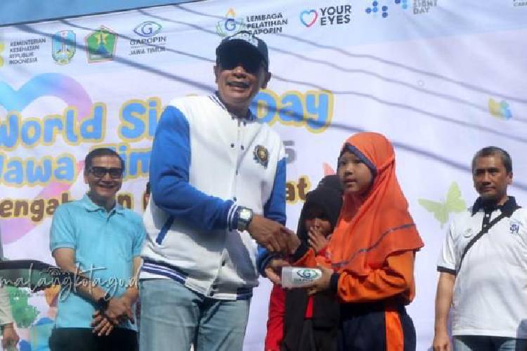 Wali Kota Malang Bagikan Ratusan Kacamata Gratis ke Pelajar