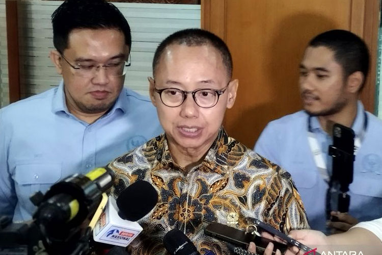Wakil Ketua MPR RI Eddy Soeparno saat diwawancarai di kompleks parlemen, Jakarta, Senin (13/10/2025). (FOTO: ANTARA/Bagus Ahmad Rizaldi)