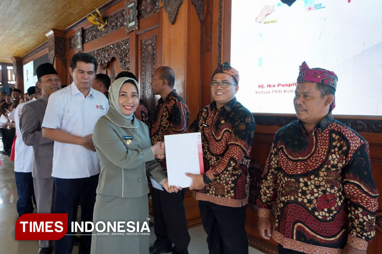 Wali Kota Mojokerto, Ika Puspitasari pada saat memberikan penghargaan kepada 17 Pendonor Darah Sukarela di Balai Kota Mojokerto, Senin (13/10/2025) (Dok. TIMES Indonesia)