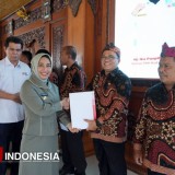 17 Pendonor Mojokerto Diganjar Penghargaan atas 75 Kali Donor Darah