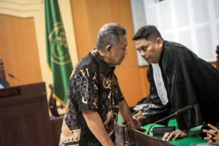 Terdakwa kasus dugaan korupsi kerjasama pemanfaatan aset untuk pembangunan Mal Lombok City Center Zaini Arony berdialog dengan penasihat hukum saat sidang putusan di Pengadilan Tipikor Mataram, NTB, Senin (13/10/2025). (FOTO:ANTARA/Dhimas B.P.)