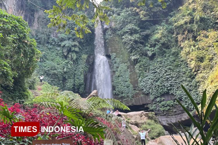 Air terjun Coban Talun dengan ketinggian 60 meter memiliki aliran air jernih dan menciptakan keindahan alam yang sempurna. (Foto:Beril Bestarino OS/TIMES Indonesia)