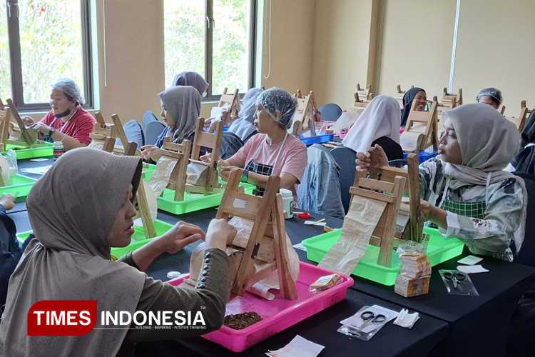 Penuhi Kekurangan Pelinting, 100 Perempuan Ikuti Pelatihan Linting Rokok Kretek dari DBHCHT