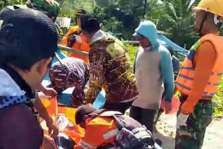 Foto ASatu korban wisatawan yang tenggelam di Pantai Modangan Donomulyo, Kabupaten Malang, kembali ditemuka tim SAR gabungan, Senin (13/10/2025). (Foto: Polres Malang)