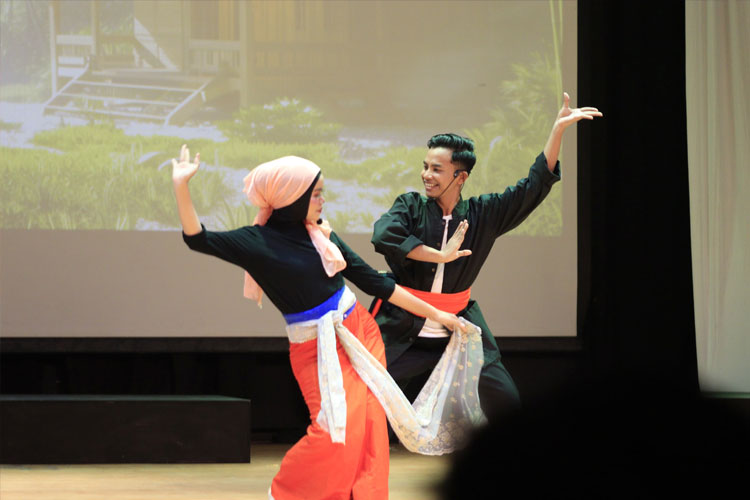 Aksi lakon Sangkuriang yang tahu Dayang Sumbi yang cantik adalah ibu kandungnya dalam teatrikal musikal Hikayat Anak yang Sombong di Balai Budaya Surabaya, Minggu (12/10/2025). (FOTO: Dok.BMS)