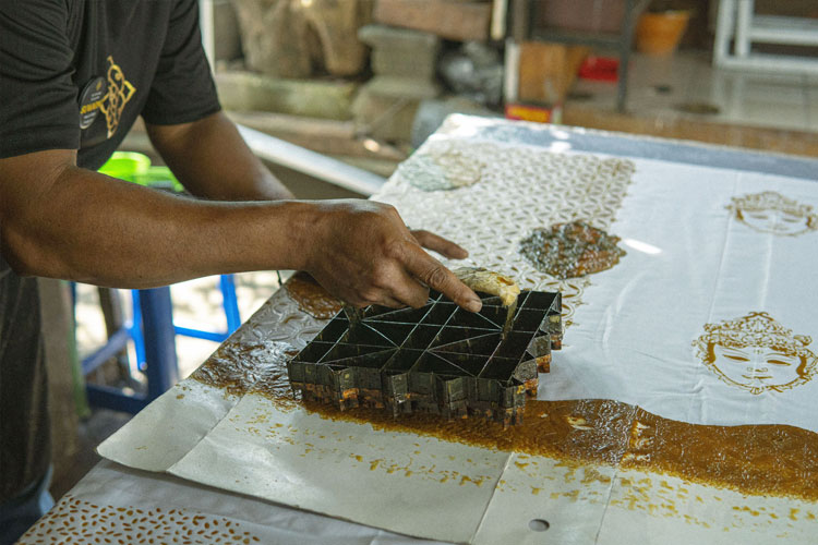 An-artisan-at-the-Batik-Soendari-workshop-demonstrates-batik-cap.jpg
