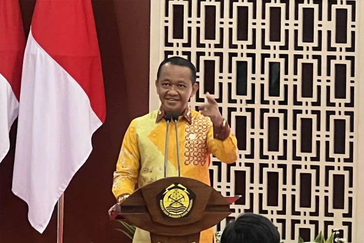 Menteri Energi dan Sumber Daya Mineral (ESDM) Bahlil Lahadalia memberi sambutan dalam penandatanganan nota kesepahaman di Kementerian ESDM, Jakarta, Selasa (14/10/2025). (FOTO: ANTARA/Putu Indah Savitri)