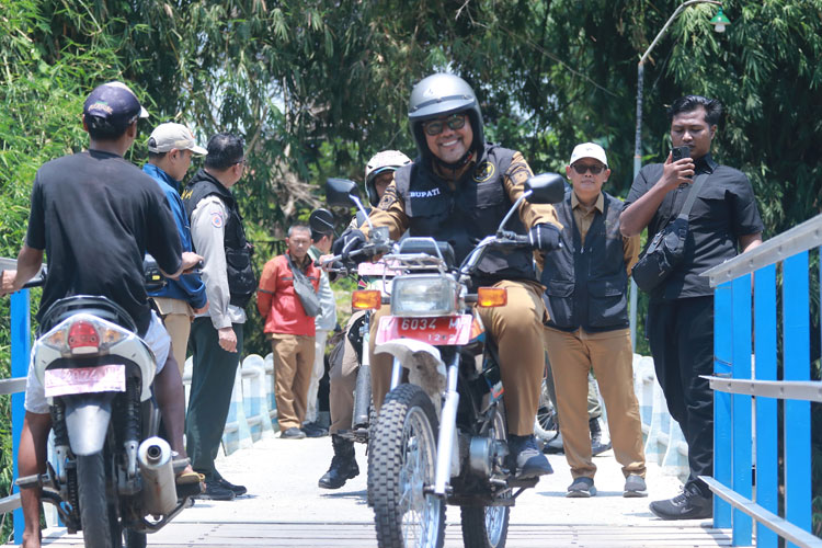Gus Haris saat meninjau jembatan Seboro yang sempat diterjang banjir bandang. (Foto: Kominfo)