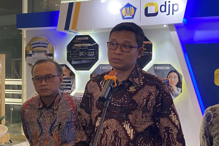 Direktur Jenderal Pajak Bimo Wijayanto saat wawancara cegat (doorstop) di Kantor Pusat DJP Jakarta, Kamis (9/10/2025). (Foto: Antara/Rizka Khaerunnisa)