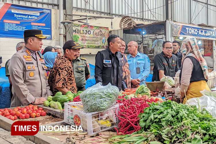 Forkopimda Kota Malang saat sidak sembako di pasar tradisional. (FOTO: Rizky Kurniawan Pratama/TIMES Indonesia)