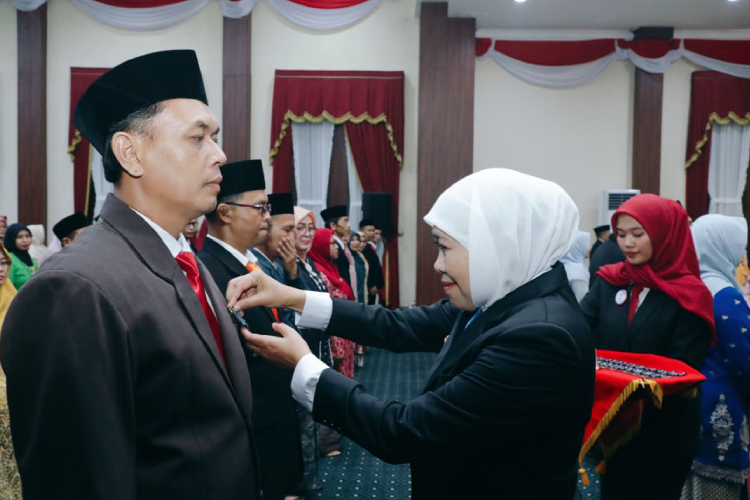 Gubernur Khofifah Sematkan Satyalancana Karya Satya kepada 982 ASN