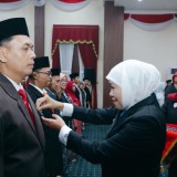 Khofifah Sematkan Satyalancana untuk 982 ASN, Tekankan Integritas dan Ketangguhan