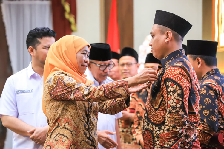 Gubernur Khofifah Serahkan Penghargaan Bagi 604 Pendonor Darah Sukarela 75 Kali