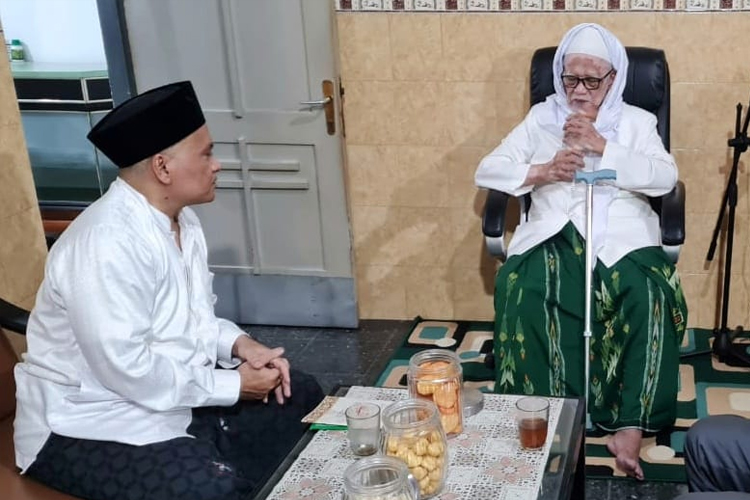 Gus Nasrul (Peci Hitam) saat sowan kepada Pengasuh Ponpes Lirboyo KH Anwar Manshur. (FOTO: Gus Nasrul for TIMES Indonesia)