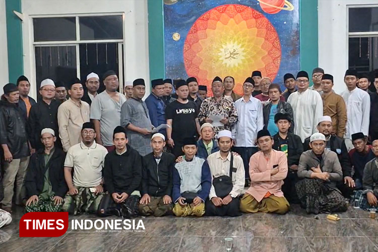 Himasal Lirboyo Wilayah Jabotabek saat memberikan pernyataan (FOTO: Himasal for TIMES Indonesia)