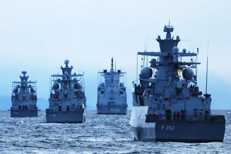 Kapal-kapal Angkatan Laut Jerman berlayar dalam latihan militer Andoya 'Latihan Penembakan Rudal 2025' di Laut Utara pada 13 Oktober 2025 di dekat Harstad, Norwegian (FOTO: Al Jazeera/Getty Images)