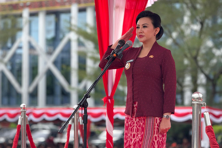 Karolin Margret Natasa, saat memimpin upacara hari jadi Kabupaten Landak, Senin (13/10/2025).
