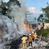 Gudang Bekas Mebeler di Tenggarang Bondowoso Terbakar