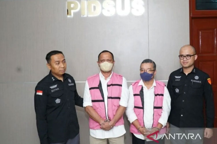 Kedua tersangka (berjaket rompi tahanan warna merah muda) ketika mau digiring oleh tim Pidsus Kejati Sumut usai menjalani pemeriksaan, sebelum ditahan di Rutan Tanjung Gusta Medan, Selasa (14/10/2025). (FOTO: ANTARA/Aris Rinaldi Nasution)