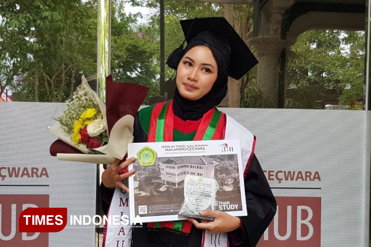 Khoirun Nisa, wisudawan terbaik STIE Malangkucecwara dalam wisuda ke 78 tahun 2025. (Foto: Achmad Fikyansyah/TIMES Indonesia)