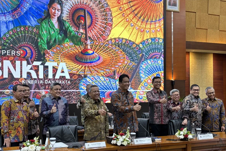 Menteri Keuangan Purbaya Yudhi Sadewa (keempat dari kiri) bersama jajarannya dalam konferensi pers APBN KiTa Edisi Oktober 2025 di kantor Kementerian Keuangan, Jakarta, Selasa (14/10/2025). (Foto: Antara/Imamatul Silfia)