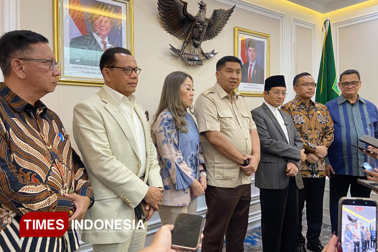 Menteri PKP sekaligus Ketua Panitia Natal Nasional 2025 Maruarar Sirait bersama Menag Nasaruddin Umar usai rapat awal persiapan Natal 2025. (FOTO: Fahmi/TIMES Indonesia)