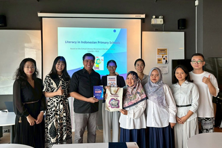 Dosen PGSD UNESA saat academic visit di Stamford University, Thailand, dalam kolaborasi riset internasional bertema literasi sekolah dasar di ASEAN (Foto: Unesa)