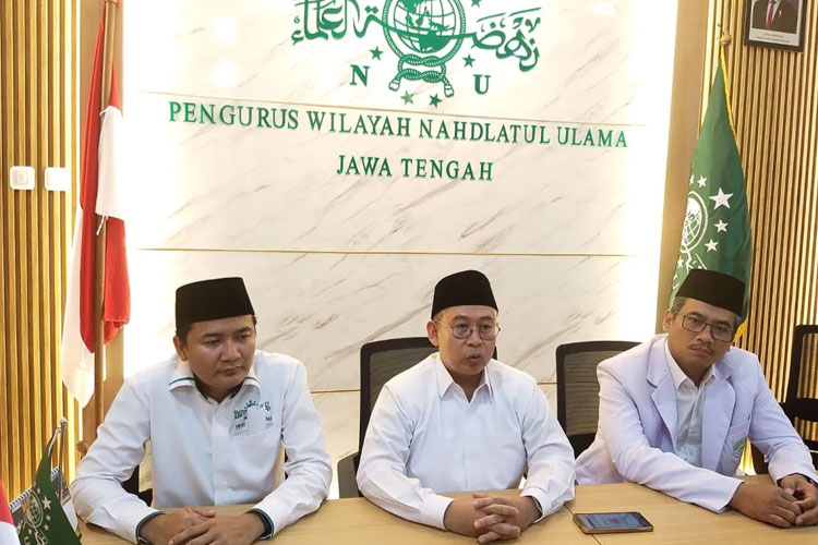 Ketua PWNU Jawa Tengah KH Abdul Ghaffar Rozin (tengah) didampingi jajaran pengurus. (FOTO: ANTARA/Dokumen Pribadi)