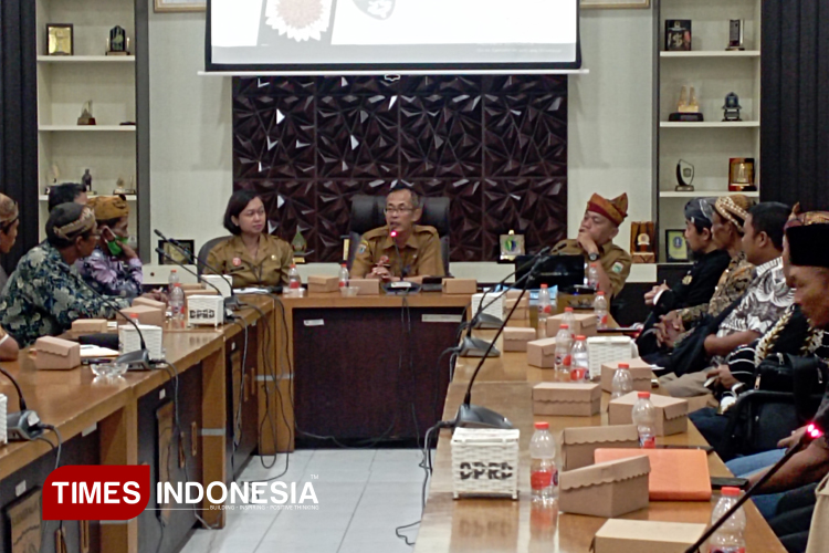 Paparan pemantik oleh narasumber dalam Rembuk Kebudayaan yang digelar di gedung DPRD Kabupaten Malang, Selasa (14/10/2025). (Foto: Amin/TIMES Indonesia)