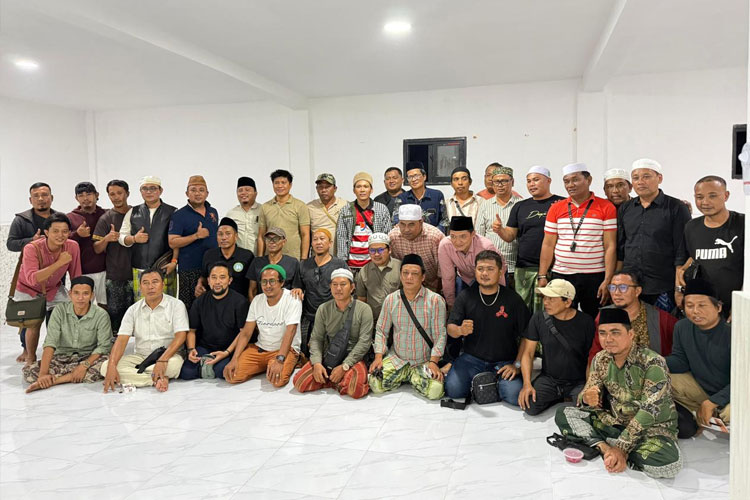 Masyarakat Raas Bersatu di Bali saat menyatakan sikap kepedulian untuk mengganti Kapal Feri yang melayani rute menuju pulau Raas, Senin (13/10/2025).