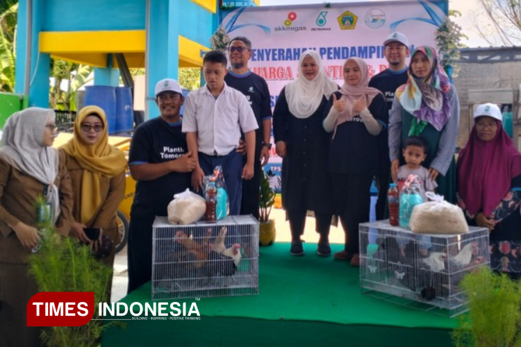 Perwakilan warga saat menerima bantuan ayam hidup beserta pakan yang diinisiasi Pemdes Randuboto. (Foto: Akmal/TIMES Indonesia).