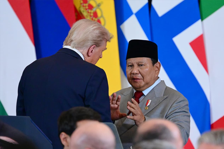 Presiden RI Prabowo Subianto berbincang dengan Presiden AS Donald Trump di sela-sela KTT Sharm el-Sheikh untuk Perdamaian di Gaza, Palestina, di Kota Sharm el-Sheikh, Mesir, Senin (13/10/2025)(Foto: BPMI Setpres/ Muchlis Jr)